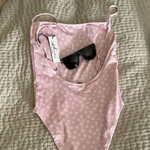 NWT - Pink Daisy One Piece with Flattering Neckline and Cheeky Coverage - Sz XL - Picture 6 of 9